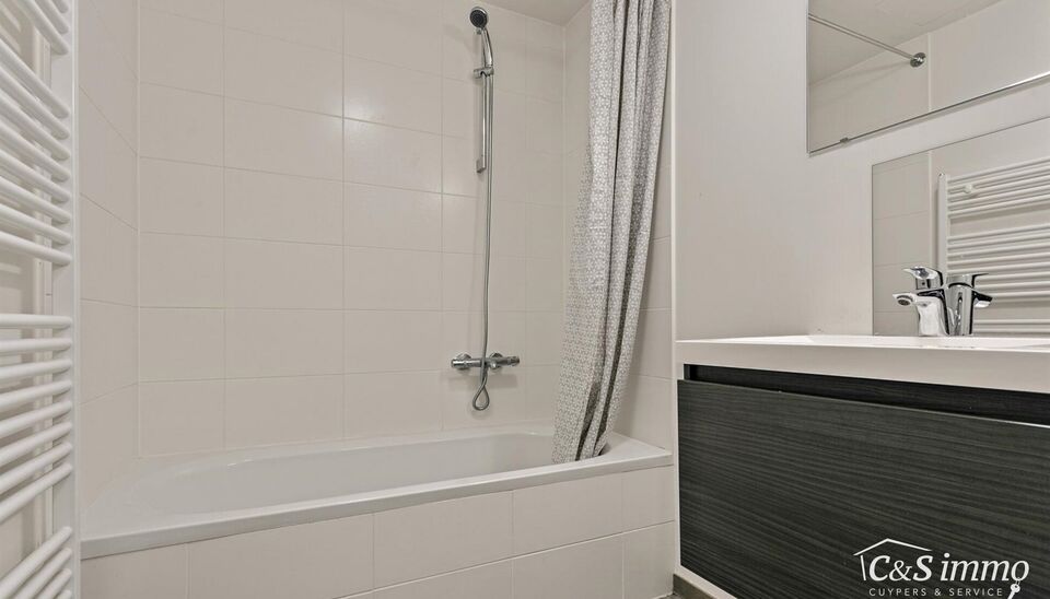 Dit instapklaar appartement (ca..94 m² ) bevindt zich op de 12e verdieping met waterzicht, op het bruisende Eilandje aan de Montevideo en op fietsafstand van het centrum. Inkomhal met toegang tot berging en apart toilet met handenwasser. Ruime woon- en e