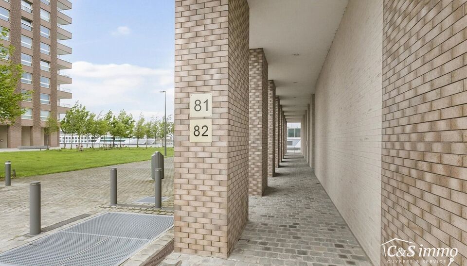 Dit instapklaar appartement (ca..94 m² ) bevindt zich op de 12e verdieping met waterzicht, op het bruisende Eilandje aan de Montevideo en op fietsafstand van het centrum. Inkomhal met toegang tot berging en apart toilet met handenwasser. Ruime woon- en e