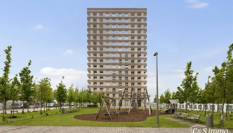 Dit instapklaar appartement (ca..94 m² ) bevindt zich op de 12e verdieping met waterzicht, op het bruisende Eilandje aan de Montevideo en op fietsafstand van het centrum. Inkomhal met toegang tot berging en apart toilet met handenwasser. Ruime woon- en e