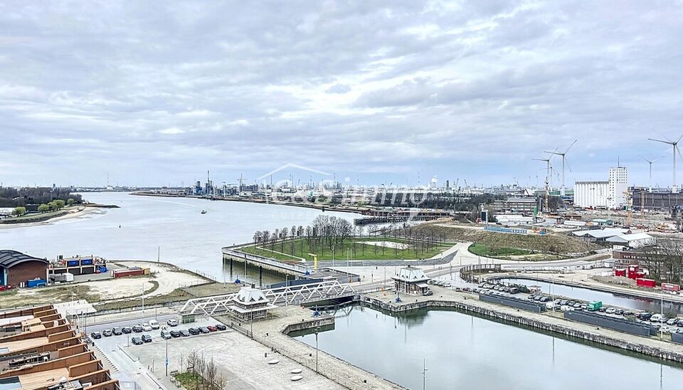 Dit instapklaar appartement (ca..94 m² ) bevindt zich op de 12e verdieping met waterzicht, op het bruisende Eilandje aan de Montevideo en op fietsafstand van het centrum. Inkomhal met toegang tot berging en apart toilet met handenwasser. Ruime woon- en e