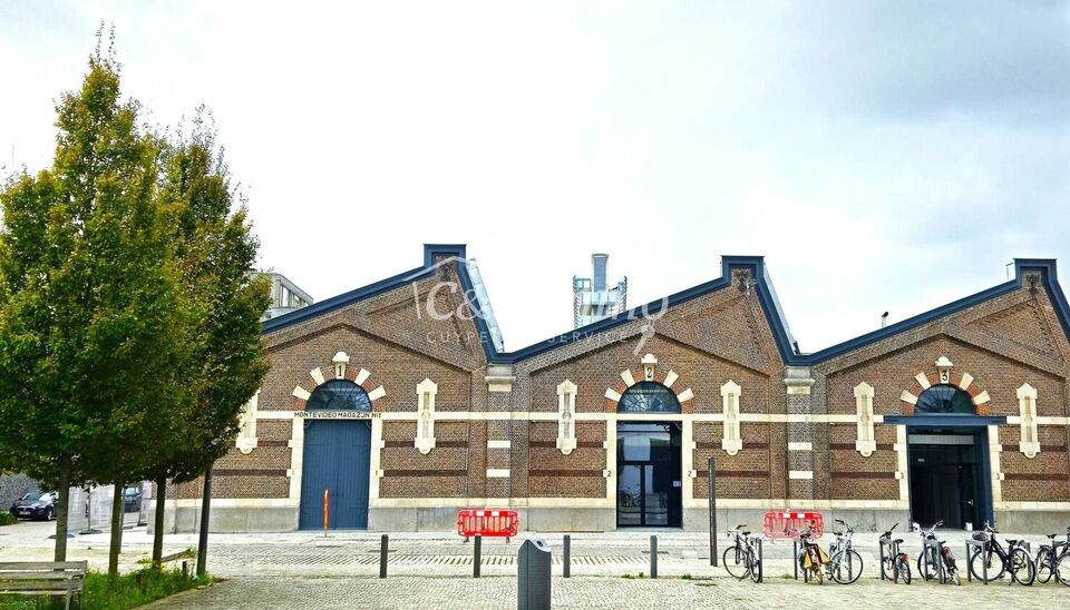 Dit instapklaar appartement (ca..94 m² ) bevindt zich op de 12e verdieping met waterzicht, op het bruisende Eilandje aan de Montevideo en op fietsafstand van het centrum. Inkomhal met toegang tot berging en apart toilet met handenwasser. Ruime woon- en e