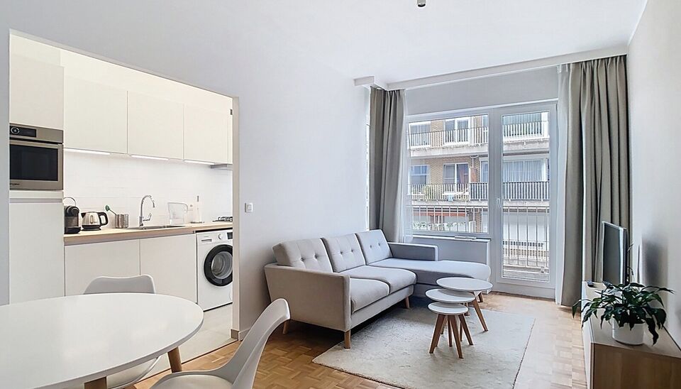 Dit gerenoveerd 1-slaapkamer appartement bevindt zich in een goed onderhouden gebouw. vlakbij Park Spoor Noord. Via de inkomhal betreedt u de lichtrijke woonkamer (ca.17m²) aan de achterzijde gelegen. De keuken (ca.7m²) bevindt zich aansluitend en is vo
