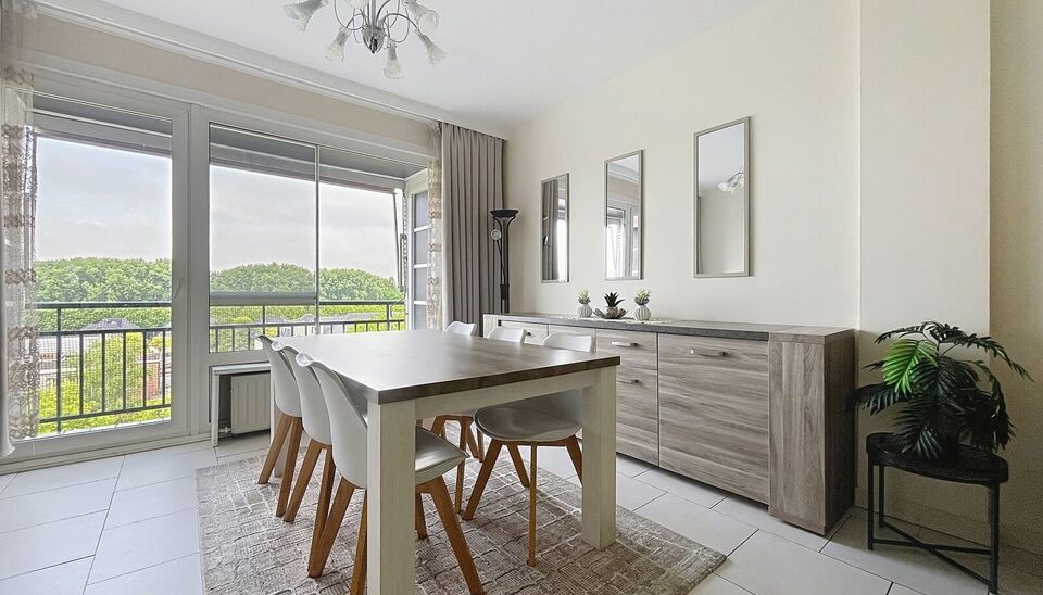 Lichtrijk appartement op de 6e verdieping met een aangenaam en open uitzicht. Bij het binnenkomen van dit appartement betreedt u de inkomhal (ca5 m²), uitgerust met praktische ingebouwde kasten. De woonkamer (ca. 28 m²) is voorzien van een onderhoudsvri