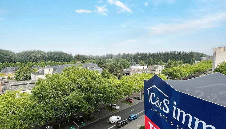 Lichtrijk appartement op de 6e verdieping met een aangenaam en open uitzicht. Bij het binnenkomen van dit appartement betreedt u de inkomhal (ca5 m²), uitgerust met praktische ingebouwde kasten. De woonkamer (ca. 28 m²) is voorzien van een onderhoudsvri