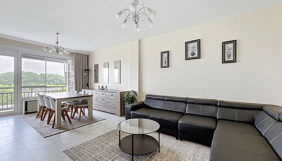 Lichtrijk appartement op de 6e verdieping met een aangenaam en open uitzicht. Bij het binnenkomen van dit appartement betreedt u de inkomhal (ca5 m²), uitgerust met praktische ingebouwde kasten. De woonkamer (ca. 28 m²) is voorzien van een onderhoudsvri