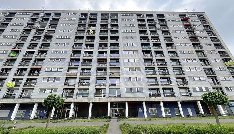 Lichtrijk appartement op de 6e verdieping met een aangenaam en open uitzicht. Bij het binnenkomen van dit appartement betreedt u de inkomhal (ca5 m²), uitgerust met praktische ingebouwde kasten. De woonkamer (ca. 28 m²) is voorzien van een onderhoudsvri