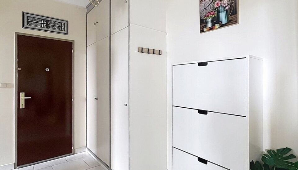 Lichtrijk appartement op de 6e verdieping met een aangenaam en open uitzicht. Bij het binnenkomen van dit appartement betreedt u de inkomhal (ca5 m²), uitgerust met praktische ingebouwde kasten. De woonkamer (ca. 28 m²) is voorzien van een onderhoudsvri