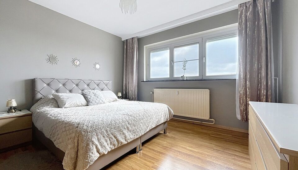 Lichtrijk appartement op de 6e verdieping met een aangenaam en open uitzicht. Bij het binnenkomen van dit appartement betreedt u de inkomhal (ca5 m²), uitgerust met praktische ingebouwde kasten. De woonkamer (ca. 28 m²) is voorzien van een onderhoudsvri