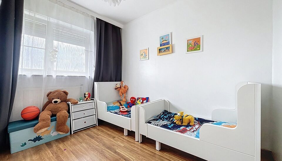 Lichtrijk appartement op de 6e verdieping met een aangenaam en open uitzicht. Bij het binnenkomen van dit appartement betreedt u de inkomhal (ca5 m²), uitgerust met praktische ingebouwde kasten. De woonkamer (ca. 28 m²) is voorzien van een onderhoudsvri