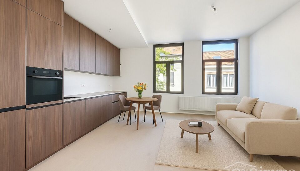 Dit charmante vernieuwde appartement in een klein gebouw,  biedt een perfecte balans tussen comfort en stijl, gelegen in de levendige en vernieuwende wijk Stuivenberg. 
Bij binnenkomst inkomhal met een apart toilet. De lichtrijke leefruimte van ca. 29m² 