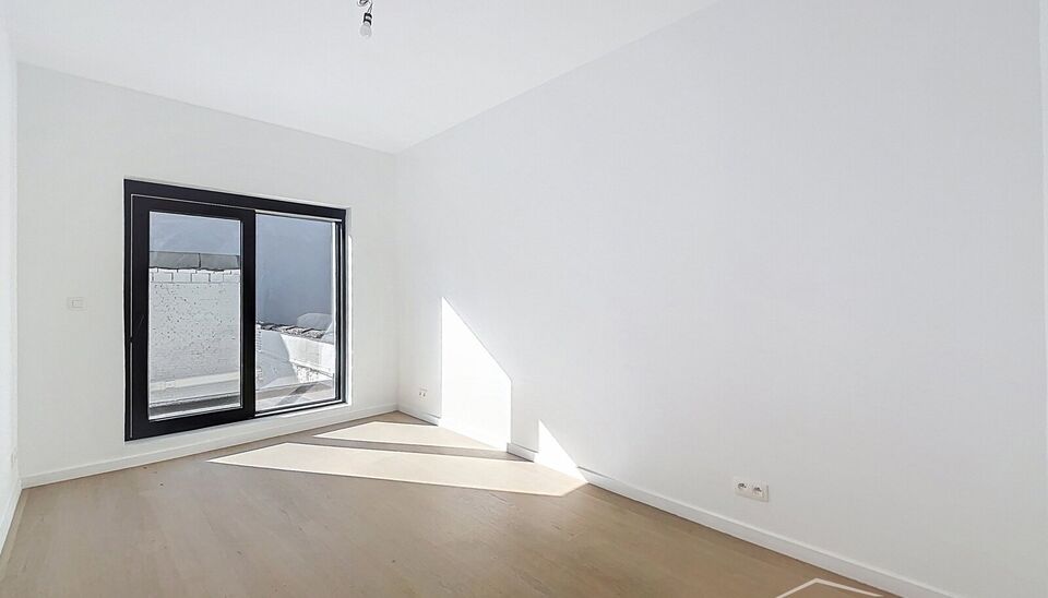Dit charmante vernieuwde appartement in een klein gebouw,  biedt een perfecte balans tussen comfort en stijl, gelegen in de levendige en vernieuwende wijk Stuivenberg. 
Bij binnenkomst inkomhal met een apart toilet. De lichtrijke leefruimte van ca. 29m² 