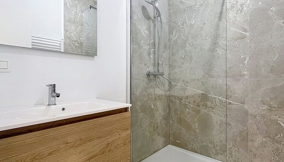 Dit charmante vernieuwde appartement in een klein gebouw,  biedt een perfecte balans tussen comfort en stijl, gelegen in de levendige en vernieuwende wijk Stuivenberg. 
Bij binnenkomst inkomhal met een apart toilet. De lichtrijke leefruimte van ca. 29m² 