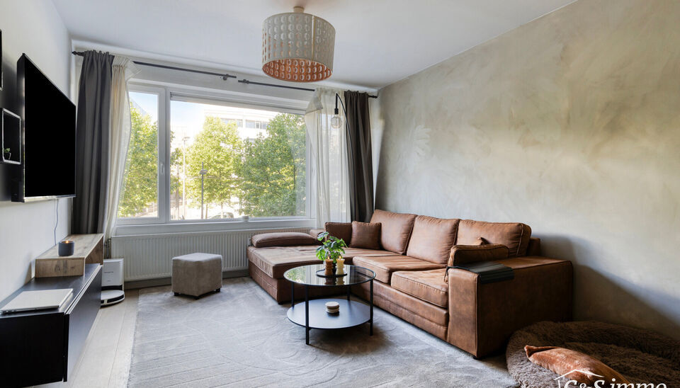 Ontdek dit ruim en lichtrijk starters appartement dichtbij het centrum van Antwerpen met een absolute topscore qua mobiliteit. Ruime en lichtrijke eet-, en woonkamer (ca. 30m²) op parketvloer met open ingerichte keuken voorzien van keramische kookplaat, 