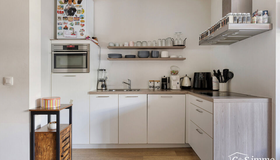 Ontdek dit ruim en lichtrijk starters appartement dichtbij het centrum van Antwerpen met een absolute topscore qua mobiliteit. Ruime en lichtrijke eet-, en woonkamer (ca. 30m²) op parketvloer met open ingerichte keuken voorzien van keramische kookplaat, 