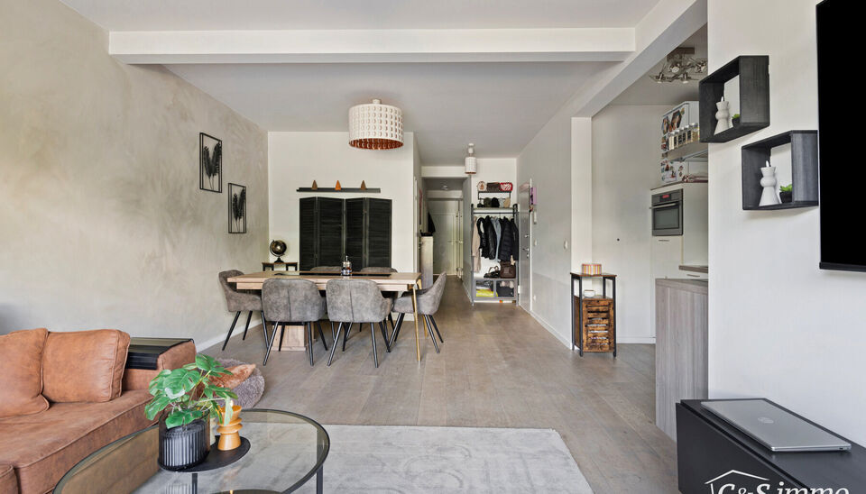 Ontdek dit ruim en lichtrijk starters appartement dichtbij het centrum van Antwerpen met een absolute topscore qua mobiliteit. Ruime en lichtrijke eet-, en woonkamer (ca. 30m²) op parketvloer met open ingerichte keuken voorzien van keramische kookplaat, 