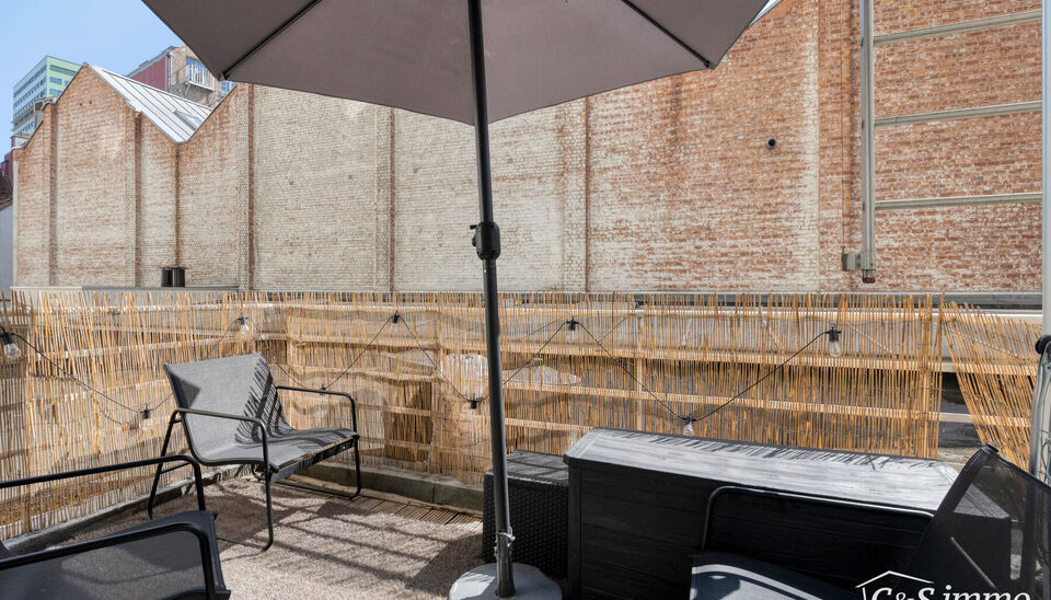 Ontdek dit ruim en lichtrijk starters appartement dichtbij het centrum van Antwerpen met een absolute topscore qua mobiliteit. Ruime en lichtrijke eet-, en woonkamer (ca. 30m²) op parketvloer met open ingerichte keuken voorzien van keramische kookplaat, 