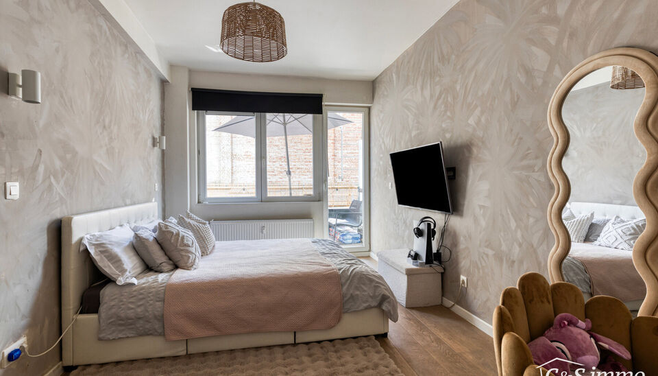 Ontdek dit ruim en lichtrijk starters appartement dichtbij het centrum van Antwerpen met een absolute topscore qua mobiliteit. Ruime en lichtrijke eet-, en woonkamer (ca. 30m²) op parketvloer met open ingerichte keuken voorzien van keramische kookplaat, 