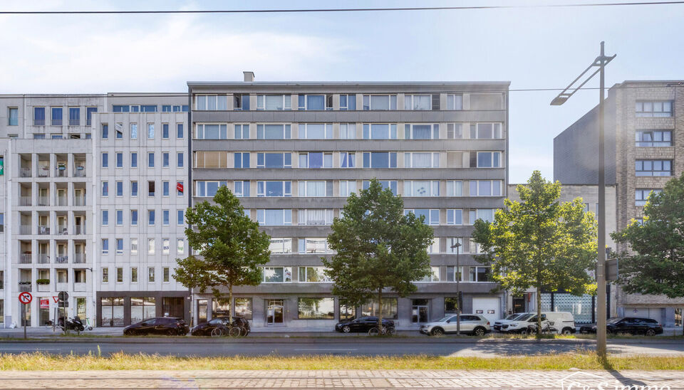 Ontdek dit ruim en lichtrijk starters appartement dichtbij het centrum van Antwerpen met een absolute topscore qua mobiliteit. Ruime en lichtrijke eet-, en woonkamer (ca. 30m²) op parketvloer met open ingerichte keuken voorzien van keramische kookplaat, 