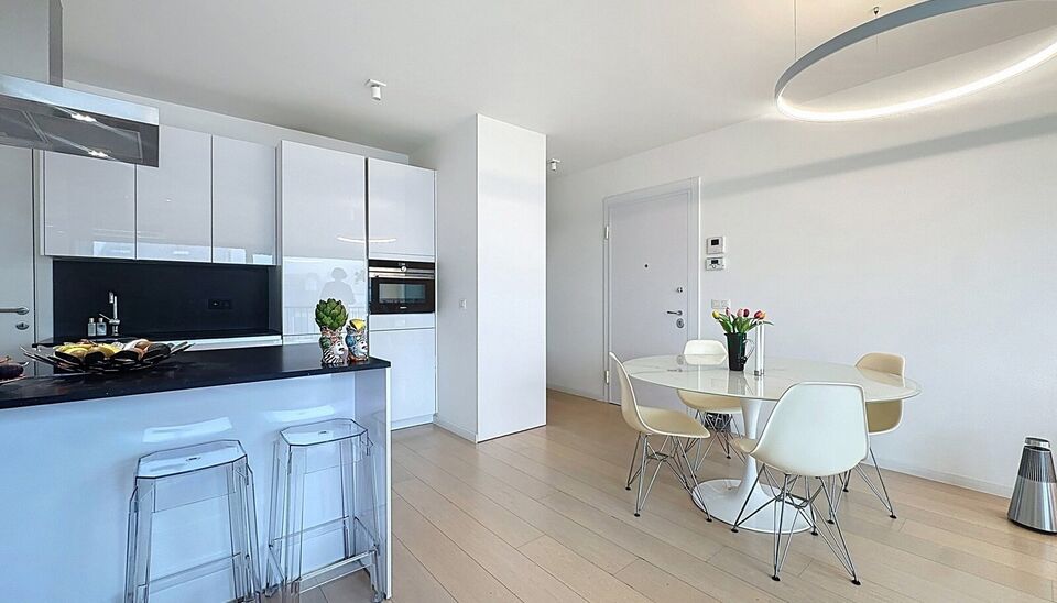 In het charmante en levendige Zurenborg, één van de meest gegeerde wijken van Antwerpen, bevindt zich dit stijlvol appartement (bouwjaar 2016) op de derde verdieping van een verzorgd gebouw met lift. Het appartement biedt een lichtrijke leefruimte op pa