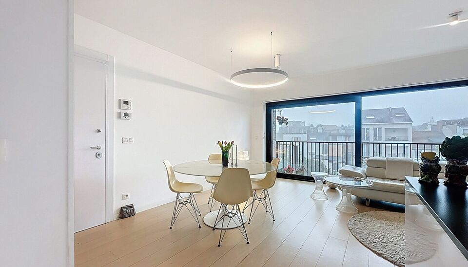 In het charmante en levendige Zurenborg, één van de meest gegeerde wijken van Antwerpen, bevindt zich dit stijlvol appartement (bouwjaar 2016) op de derde verdieping van een verzorgd gebouw met lift. Het appartement biedt een lichtrijke leefruimte op pa