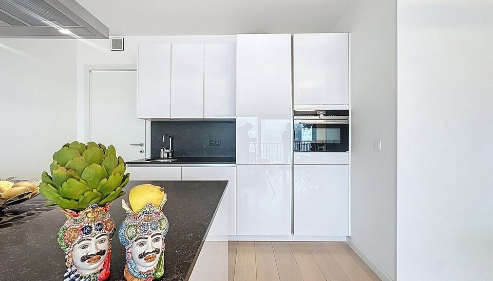 In het charmante en levendige Zurenborg, één van de meest gegeerde wijken van Antwerpen, bevindt zich dit stijlvol appartement (bouwjaar 2016) op de derde verdieping van een verzorgd gebouw met lift. Het appartement biedt een lichtrijke leefruimte op pa