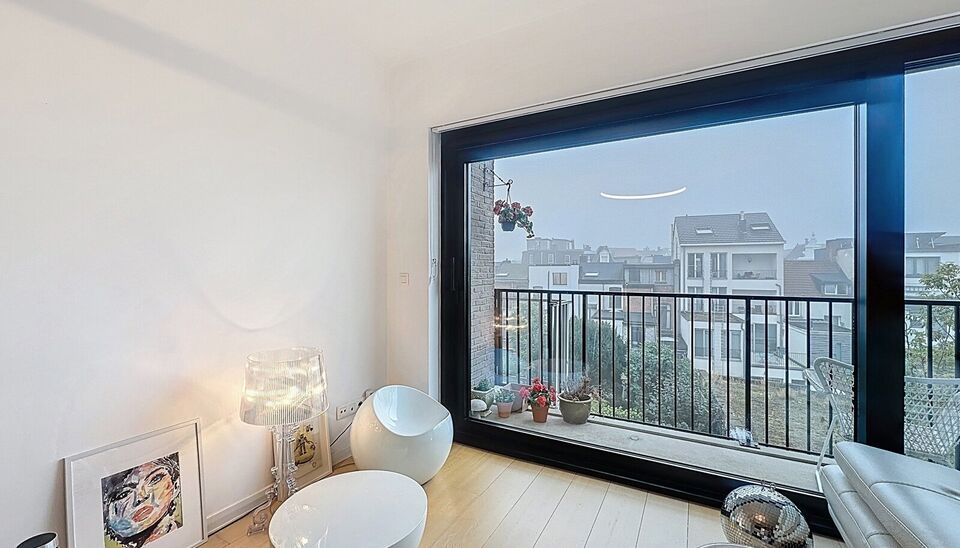 In het charmante en levendige Zurenborg, één van de meest gegeerde wijken van Antwerpen, bevindt zich dit stijlvol appartement (bouwjaar 2016) op de derde verdieping van een verzorgd gebouw met lift. Het appartement biedt een lichtrijke leefruimte op pa