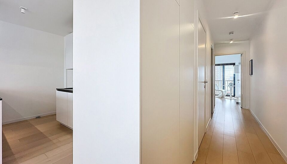 In het charmante en levendige Zurenborg, één van de meest gegeerde wijken van Antwerpen, bevindt zich dit stijlvol appartement (bouwjaar 2016) op de derde verdieping van een verzorgd gebouw met lift. Het appartement biedt een lichtrijke leefruimte op pa