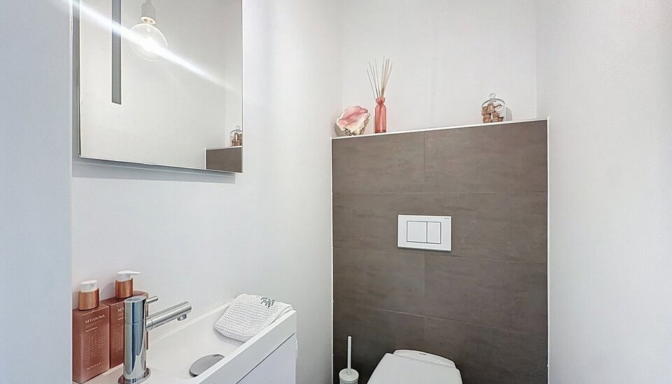 In het charmante en levendige Zurenborg, één van de meest gegeerde wijken van Antwerpen, bevindt zich dit stijlvol appartement (bouwjaar 2016) op de derde verdieping van een verzorgd gebouw met lift. Het appartement biedt een lichtrijke leefruimte op pa