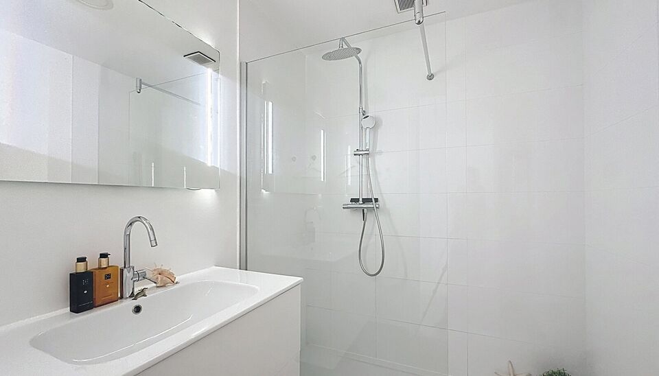 In het charmante en levendige Zurenborg, één van de meest gegeerde wijken van Antwerpen, bevindt zich dit stijlvol appartement (bouwjaar 2016) op de derde verdieping van een verzorgd gebouw met lift. Het appartement biedt een lichtrijke leefruimte op pa