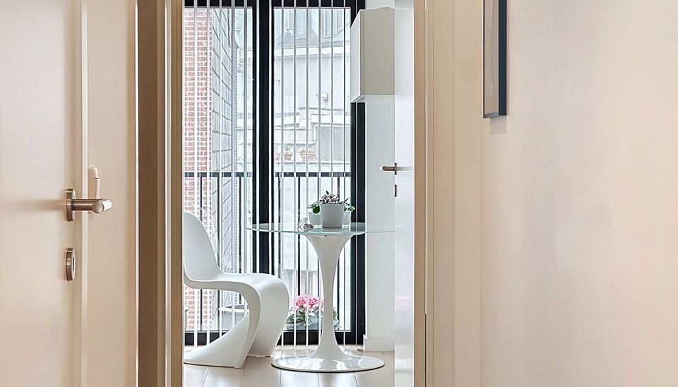 In het charmante en levendige Zurenborg, één van de meest gegeerde wijken van Antwerpen, bevindt zich dit stijlvol appartement (bouwjaar 2016) op de derde verdieping van een verzorgd gebouw met lift. Het appartement biedt een lichtrijke leefruimte op pa