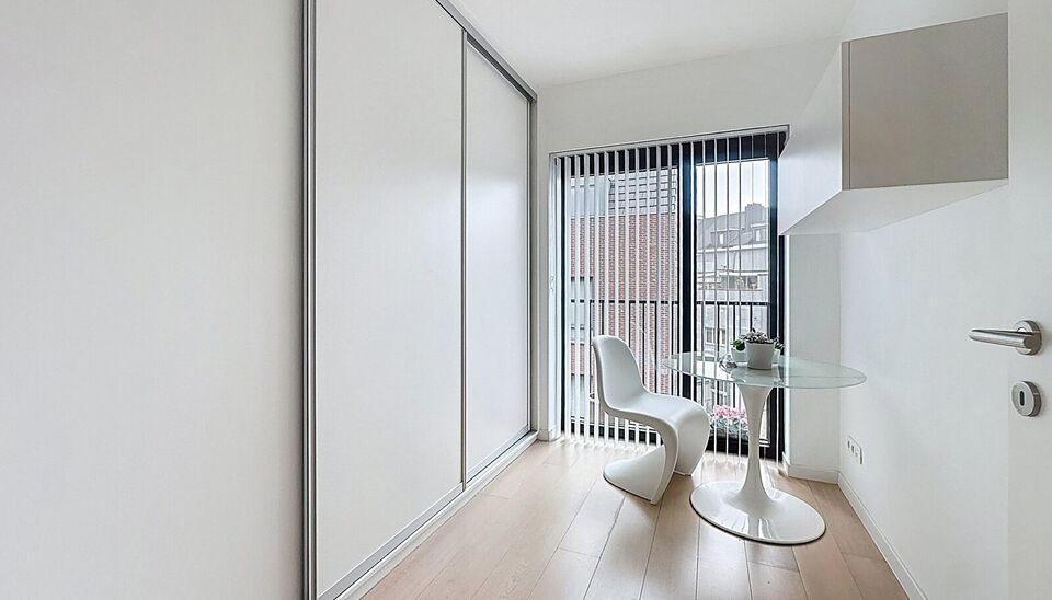 In het charmante en levendige Zurenborg, één van de meest gegeerde wijken van Antwerpen, bevindt zich dit stijlvol appartement (bouwjaar 2016) op de derde verdieping van een verzorgd gebouw met lift. Het appartement biedt een lichtrijke leefruimte op pa