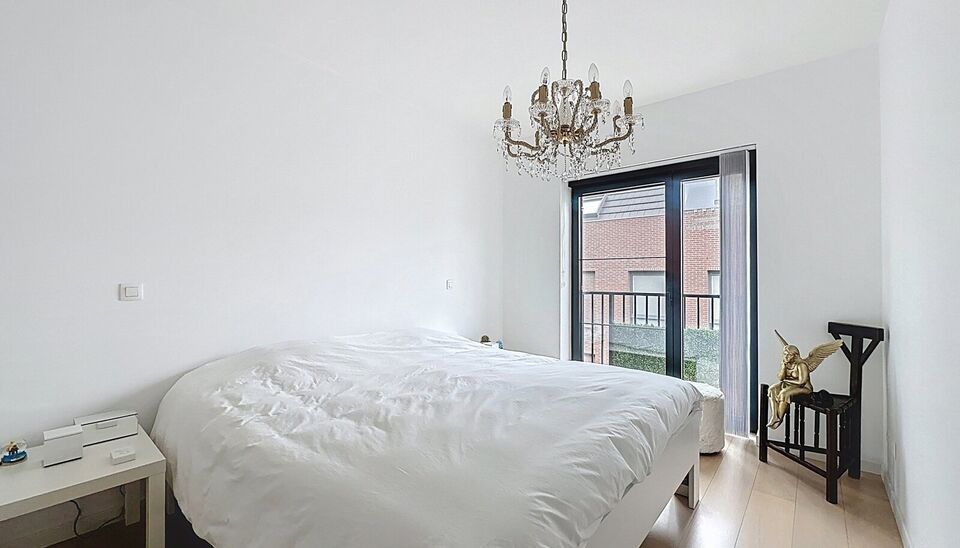 In het charmante en levendige Zurenborg, één van de meest gegeerde wijken van Antwerpen, bevindt zich dit stijlvol appartement (bouwjaar 2016) op de derde verdieping van een verzorgd gebouw met lift. Het appartement biedt een lichtrijke leefruimte op pa