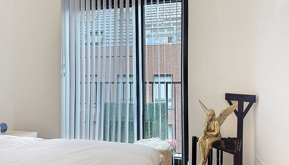 In het charmante en levendige Zurenborg, één van de meest gegeerde wijken van Antwerpen, bevindt zich dit stijlvol appartement (bouwjaar 2016) op de derde verdieping van een verzorgd gebouw met lift. Het appartement biedt een lichtrijke leefruimte op pa