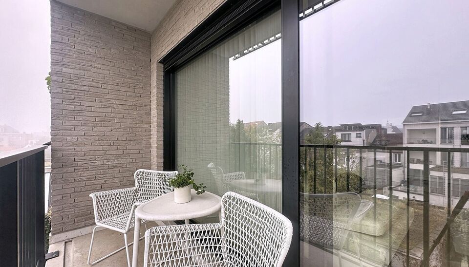 In het charmante en levendige Zurenborg, één van de meest gegeerde wijken van Antwerpen, bevindt zich dit stijlvol appartement (bouwjaar 2016) op de derde verdieping van een verzorgd gebouw met lift. Het appartement biedt een lichtrijke leefruimte op pa