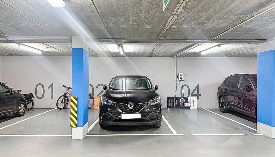 In het charmante en levendige Zurenborg, één van de meest gegeerde wijken van Antwerpen, bevindt zich dit stijlvol appartement (bouwjaar 2016) op de derde verdieping van een verzorgd gebouw met lift. Het appartement biedt een lichtrijke leefruimte op pa