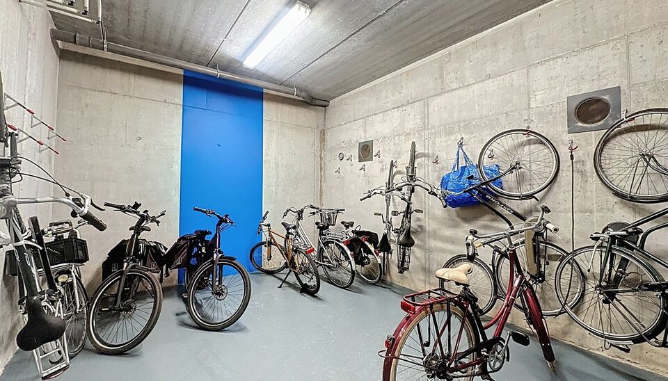 In het charmante en levendige Zurenborg, één van de meest gegeerde wijken van Antwerpen, bevindt zich dit stijlvol appartement (bouwjaar 2016) op de derde verdieping van een verzorgd gebouw met lift. Het appartement biedt een lichtrijke leefruimte op pa