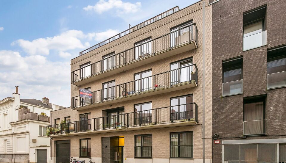 In het charmante en levendige Zurenborg, één van de meest gegeerde wijken van Antwerpen, bevindt zich dit stijlvol appartement (bouwjaar 2016) op de derde verdieping van een verzorgd gebouw met lift. Het appartement biedt een lichtrijke leefruimte op pa