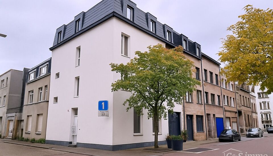 Op slechts 2 minuten wandelen van het park Spoor Noord bevindt zich dit verzorgde dakappartement.
Via de inkomhal (ca. 4 m²) betreedt u het appartement. Aan de straatzijde ligt de lichtrijke woonkamer (ca. 28 m²) met open, ingerichte keuken, uitgerust m