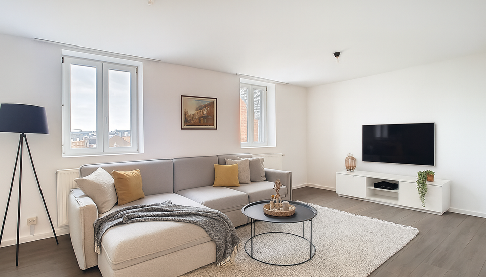 Op slechts 2 minuten wandelen van het park Spoor Noord bevindt zich dit verzorgde dakappartement.
Via de inkomhal (ca. 4 m²) betreedt u het appartement. Aan de straatzijde ligt de lichtrijke woonkamer (ca. 28 m²) met open, ingerichte keuken, uitgerust m