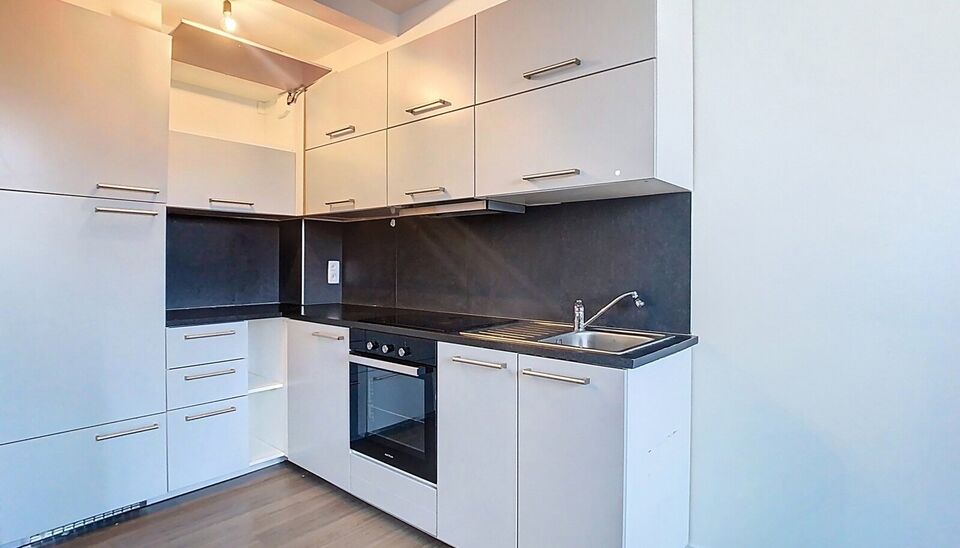 Op slechts 2 minuten wandelen van het park Spoor Noord bevindt zich dit verzorgde dakappartement.
Via de inkomhal (ca. 4 m²) betreedt u het appartement. Aan de straatzijde ligt de lichtrijke woonkamer (ca. 28 m²) met open, ingerichte keuken, uitgerust m