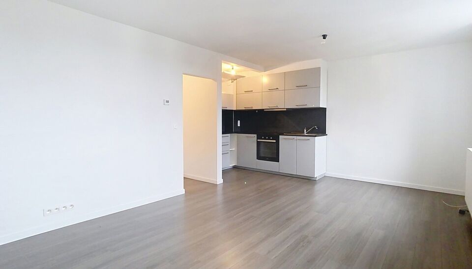 Op slechts 2 minuten wandelen van het park Spoor Noord bevindt zich dit verzorgde dakappartement.
Via de inkomhal (ca. 4 m²) betreedt u het appartement. Aan de straatzijde ligt de lichtrijke woonkamer (ca. 28 m²) met open, ingerichte keuken, uitgerust m