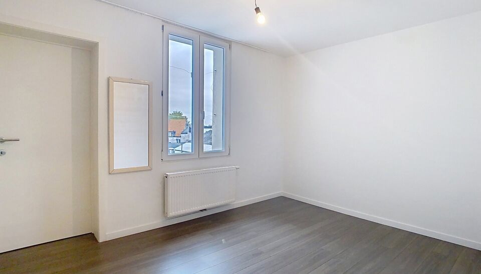 Op slechts 2 minuten wandelen van het park Spoor Noord bevindt zich dit verzorgde dakappartement.
Via de inkomhal (ca. 4 m²) betreedt u het appartement. Aan de straatzijde ligt de lichtrijke woonkamer (ca. 28 m²) met open, ingerichte keuken, uitgerust m
