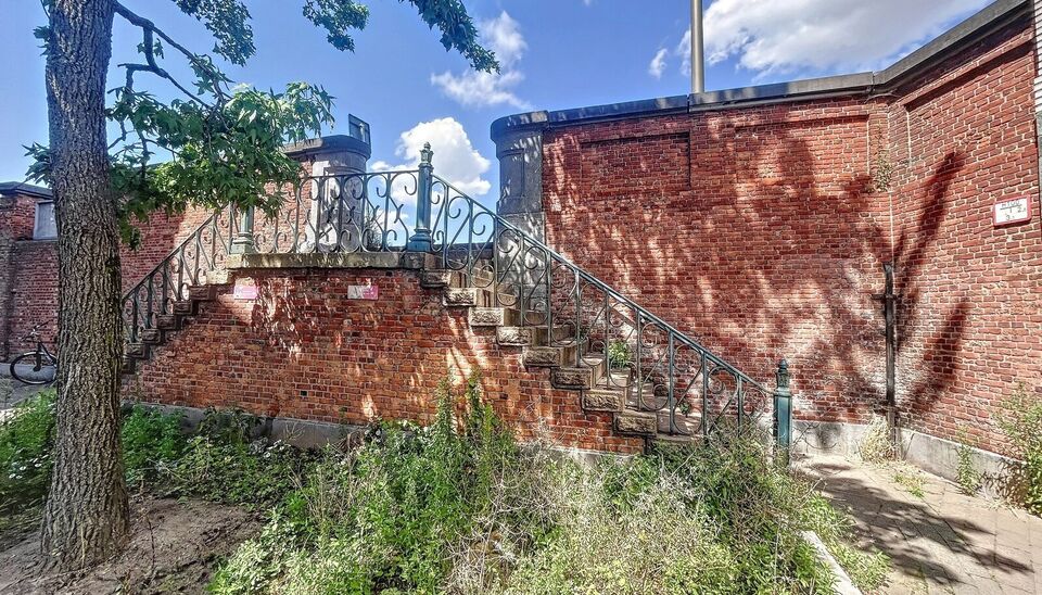 Op slechts 2 minuten wandelen van het park Spoor Noord bevindt zich dit verzorgde dakappartement.
Via de inkomhal (ca. 4 m²) betreedt u het appartement. Aan de straatzijde ligt de lichtrijke woonkamer (ca. 28 m²) met open, ingerichte keuken, uitgerust m