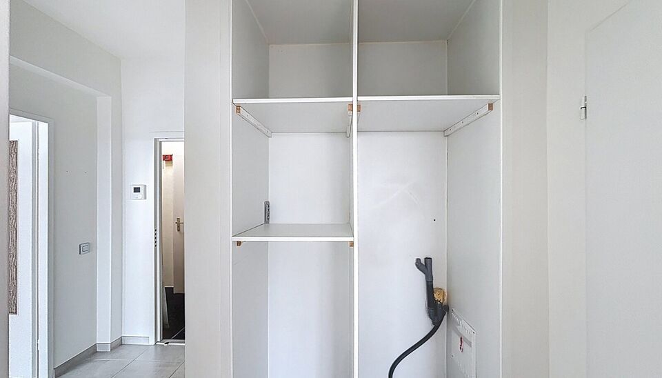 Op wandelafstand van het groene Park Spoor Noord bevindt zich dit recent gerenoveerde dakappartement.
Bij het binnenkomen tref je een inkomhal met ingebouwde kasten en aansluiting voor een wasmachine. De lichtrijke woonkamer (ca. 25 m²) met tegelvloer be