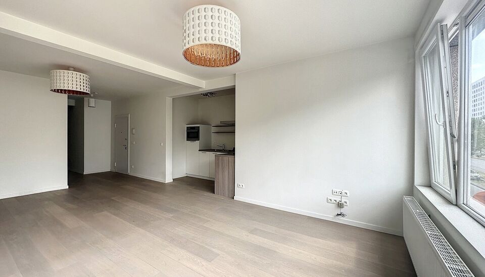 Ontdek dit ruim en lichtrijk starters appartement dichtbij het centrum van Antwerpen met een absolute topscore qua mobiliteit. Ruime en lichtrijke eet-, en woonkamer (ca. 30m²) op parketvloer met open ingerichte keuken voorzien van keramische kookplaat,