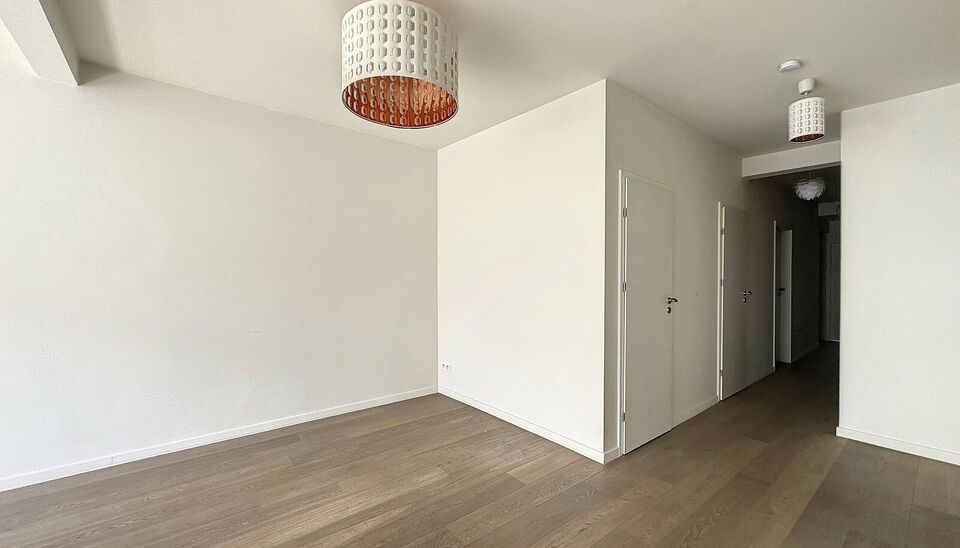 Ontdek dit ruim en lichtrijk starters appartement dichtbij het centrum van Antwerpen met een absolute topscore qua mobiliteit. Ruime en lichtrijke eet-, en woonkamer (ca. 30m²) op parketvloer met open ingerichte keuken voorzien van keramische kookplaat,