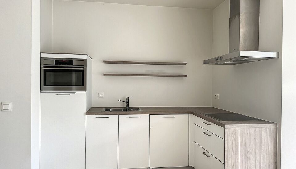 Ontdek dit ruim en lichtrijk starters appartement dichtbij het centrum van Antwerpen met een absolute topscore qua mobiliteit. Ruime en lichtrijke eet-, en woonkamer (ca. 30m²) op parketvloer met open ingerichte keuken voorzien van keramische kookplaat,