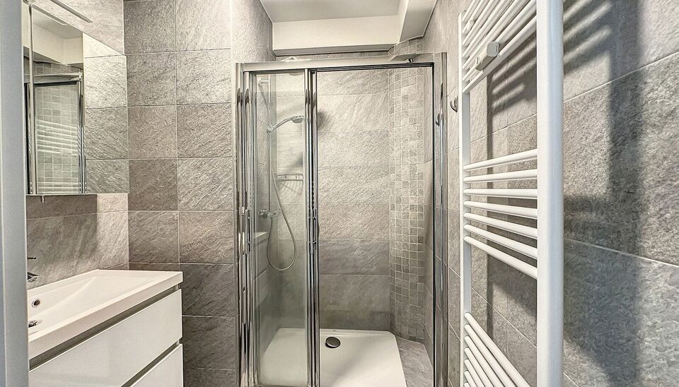 Ontdek dit ruim en lichtrijk starters appartement dichtbij het centrum van Antwerpen met een absolute topscore qua mobiliteit. Ruime en lichtrijke eet-, en woonkamer (ca. 30m²) op parketvloer met open ingerichte keuken voorzien van keramische kookplaat,