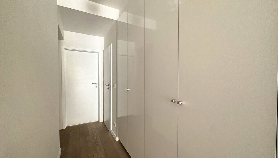 Ontdek dit ruim en lichtrijk starters appartement dichtbij het centrum van Antwerpen met een absolute topscore qua mobiliteit. Ruime en lichtrijke eet-, en woonkamer (ca. 30m²) op parketvloer met open ingerichte keuken voorzien van keramische kookplaat,