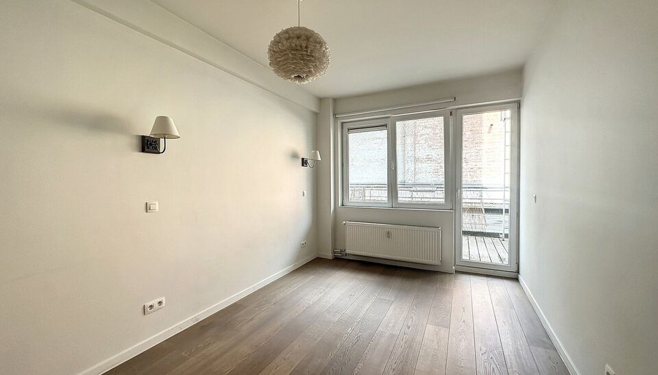 Ontdek dit ruim en lichtrijk starters appartement dichtbij het centrum van Antwerpen met een absolute topscore qua mobiliteit. Ruime en lichtrijke eet-, en woonkamer (ca. 30m²) op parketvloer met open ingerichte keuken voorzien van keramische kookplaat,